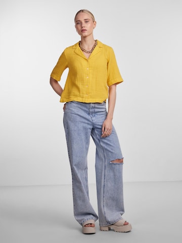 Bluză 'TINA' de la PIECES pe galben