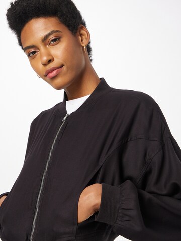 ABOUT YOU Prehodna jakna 'Asya ' | črna barva