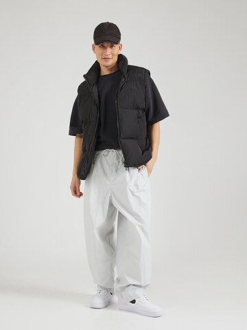 Loosefit Pantalon 'CLUB' Nike Sportswear en gris