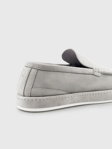 Dutch'D - Sapato Slip-on 'Refine (Size runs small, order one size up)' em cinzento