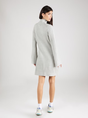 FRENCH CONNECTION Stickad klänning i grå