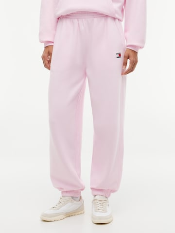 Tommy Jeans Конический (Tapered) Штаны в Ярко-розовый: спереди