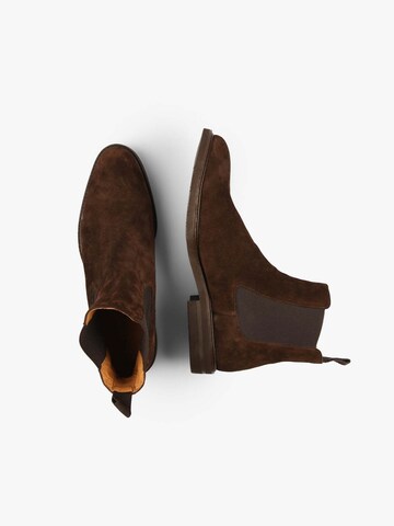 Scalpers Chelsea Boots in Braun