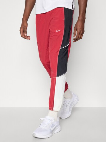 Effilé Pantalon de sport 'RETRO' NIKE en rouge