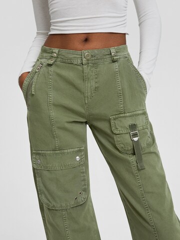 regular Pantaloni cargo di Bershka in verde