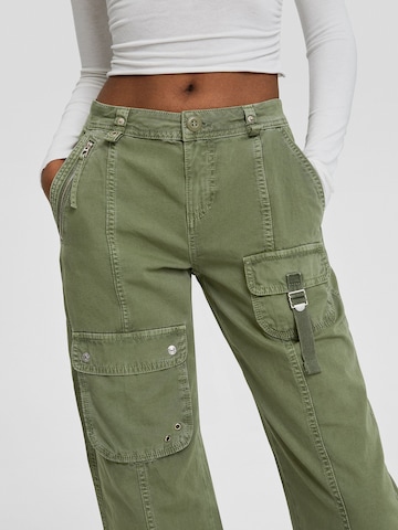 Bershka Regular Карго панталон в зелено
