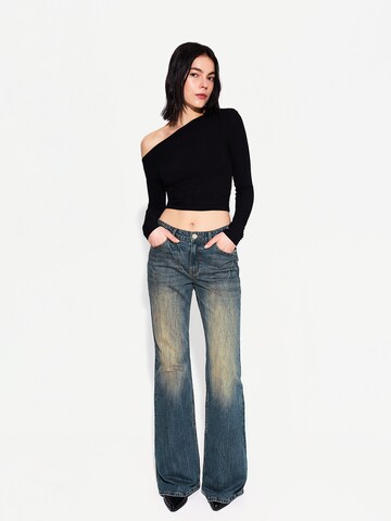 Bershka Flared Jeans in Blue: front