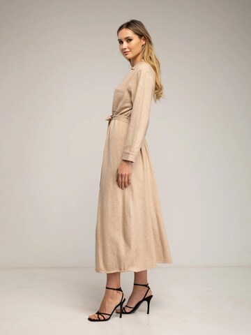 Robes en maille 'Vestido camisero de punto largo con bolsillos en el pecho y cinturon. (BEIGE)' Tantra en beige