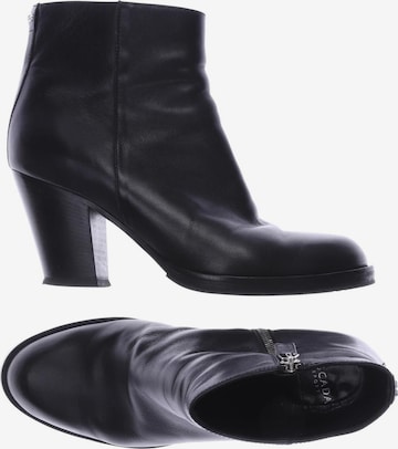 ESCADA SPORT Dress Boots in 39 in Black: front