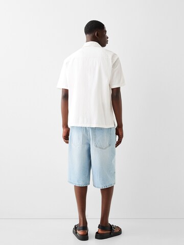 Comfort fit Camicia di Bershka in bianco