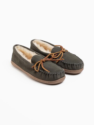 Minnetonka Mocassins in Grijs