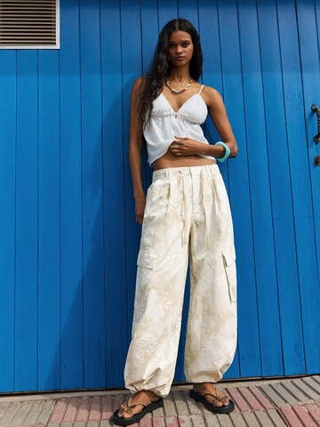 Bershka Baggy Hose 'HIBISCUS' in Beige
