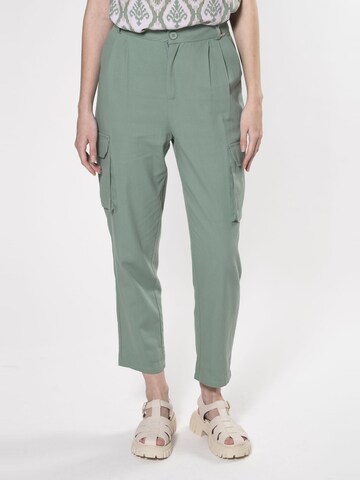 Influencer Tapered Bandplooibroek in Groen: voorkant