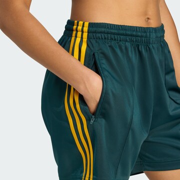 ADIDAS ORIGINALS Loosefit Shorts 'Firebird' in Grün