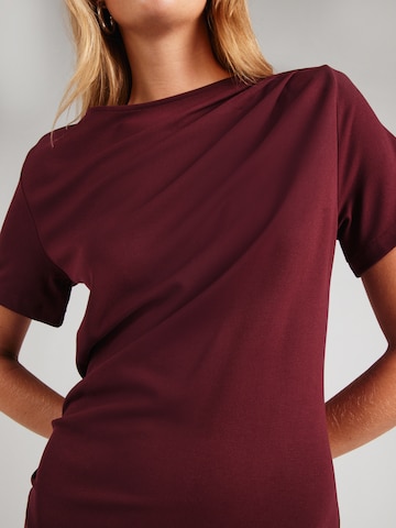 Robe & Other Stories en rouge
