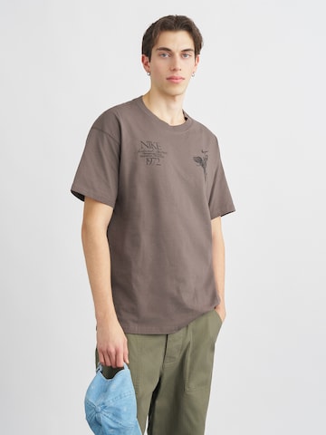 Nike Sportswear Póló 'M90 OC WINGS VICTORY' - szürke