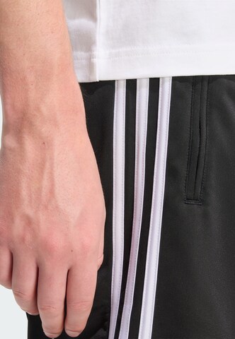 ADIDAS ORIGINALS Regular Shorts 'Firebird' in Schwarz