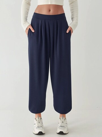 Hiccup Tapered Broek in Blauw: voorkant