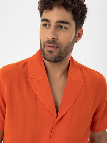 Comfort fit Camicia di Dandalo in arancione
