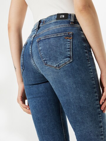 Slimfit Jeans 'Amy' de la LTB pe albastru