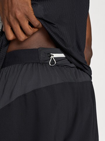 juoda ASICS Standartinis Sportinės kelnės 'Fujitrail'