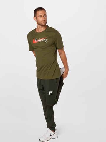 Coupe regular T-Shirt fonctionnel NIKE en vert