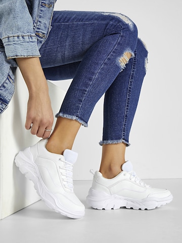 Sneaker bassa di bonprix in bianco: frontale