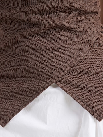 Tricou 'Gesa' de la ABOUT YOU pe maro