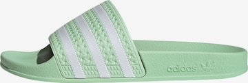 ADIDAS ORIGINALS Klapki 'Adilette' w kolorze zielony: przód