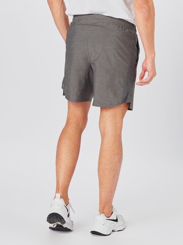 NIKE Regular Sportshorts 'Challenger' in Grau