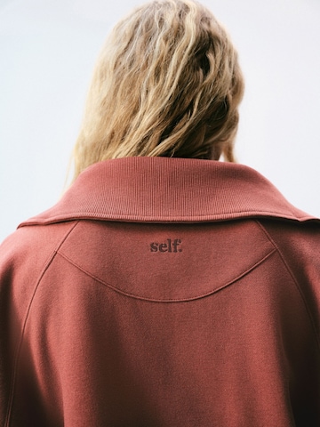 self. - Sudadera en marrón