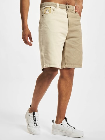 Karl Kani Regular Jeans in Beige: voorkant