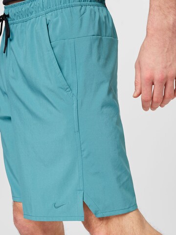 NIKE Regular Sportshorts in Blau