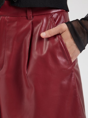 Regular Pantaloni cutați de la ONLY pe roșu