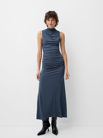Rochie de la Bershka pe gri: față