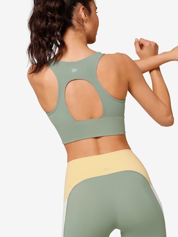 Sport top de la Yvette Sports pe verde