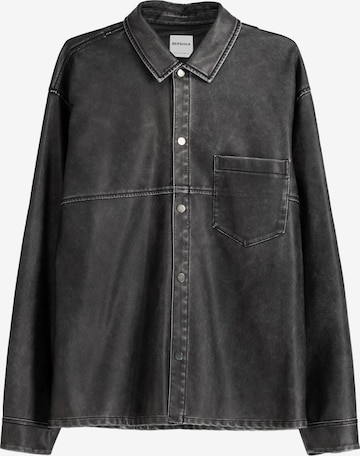 Fit confort Veste mi-saison Bershka en noir : devant