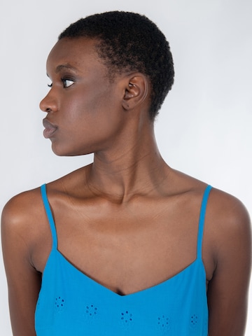 Influencer Рокля в синьо