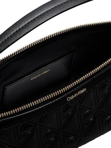 Calvin Klein Umhängetasche 'Debossed' in Schwarz