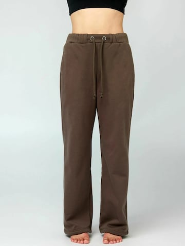 Regular Pantalon ' Millie ' Girlfriend Collective en marron : devant