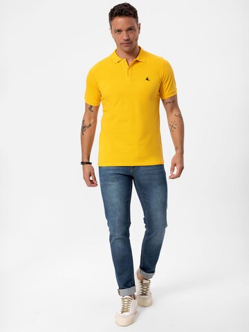 Daniel Hills - Camisa em amarelo