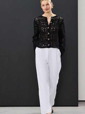 Wide leg Pantaloni cutați de la Next pe alb