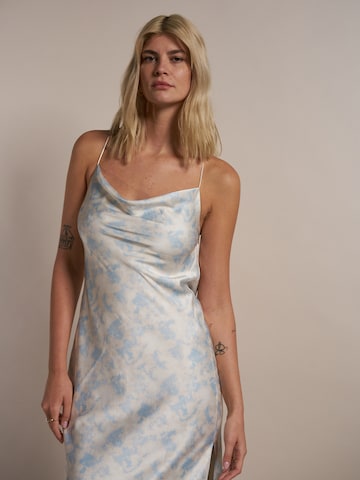 Robe 'Lisa' ABOUT YOU x Laura Giurcanu en bleu