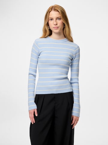 PIECES - Jersey en azul: frente