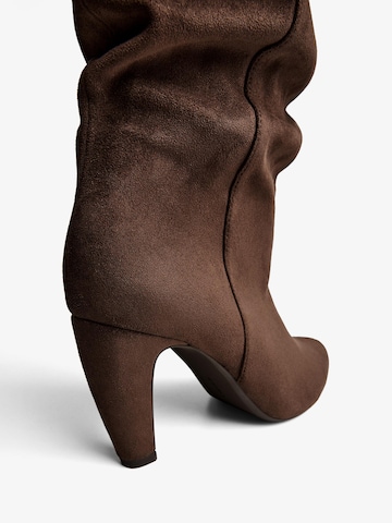 Bershka Stiefel in Braun