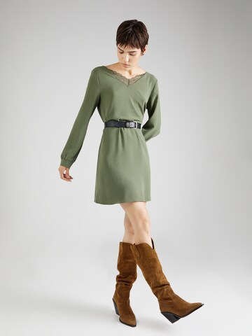 Robe 'Perle' ABOUT YOU en vert