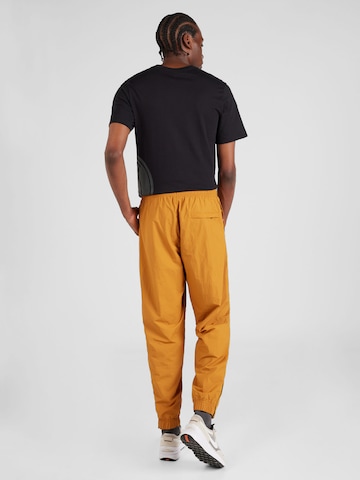 Tapered Pantaloni di Nike Sportswear in marrone