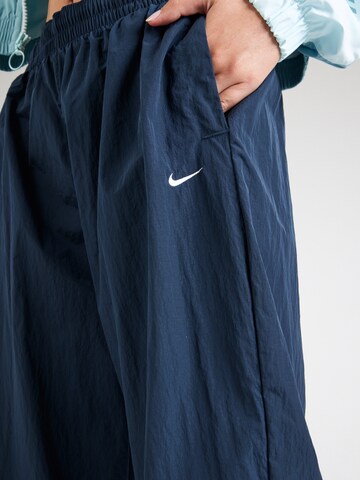 Nike Sportswear Tapered Broek 'Essential' in Blauw