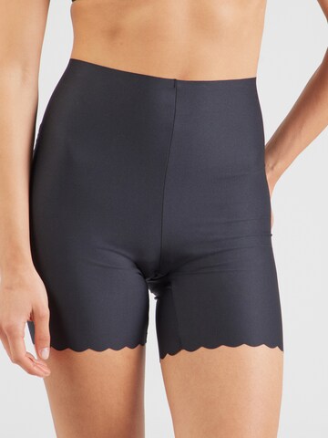 Pantaloni modelatori de la Skiny pe negru: față