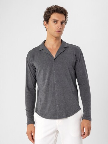 Coupe regular Chemise Antioch en gris : devant